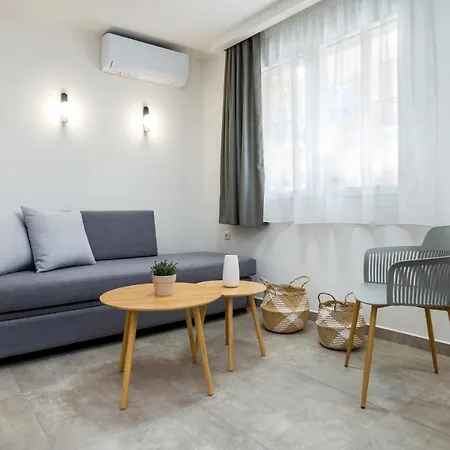 Strada Apartment *